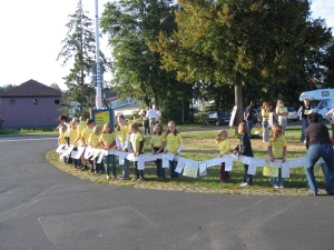 Kinder der Hoheberg-Schule mit Unterschriften-Leine